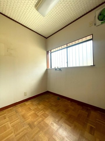 二宮町二宮・中古戸建の洋室|洗濯機置場あります♪