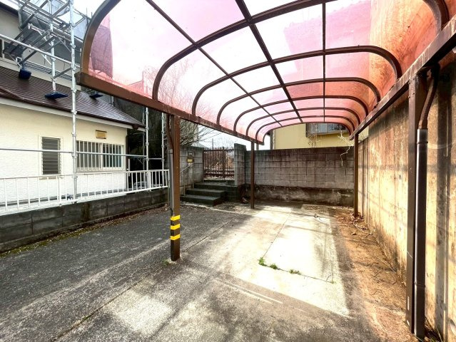二宮町二宮・中古戸建の駐車場|雨の日も安心のカーポートあります♪カーポート横の通路に置けば最大2台まで駐車可能♪