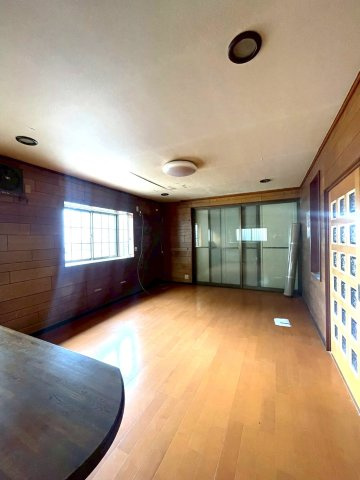 二宮町二宮・中古戸建の居間・リビング|日当たり良好な二面採光のLDK♪