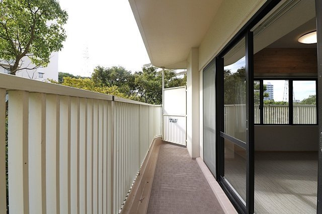 須磨パークヒルズC棟のバルコニー|お洗濯にも便利なバルコニー付き