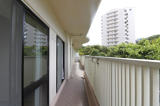 須磨パークヒルズC棟のバルコニー|お洗濯にも便利なバルコニー付き