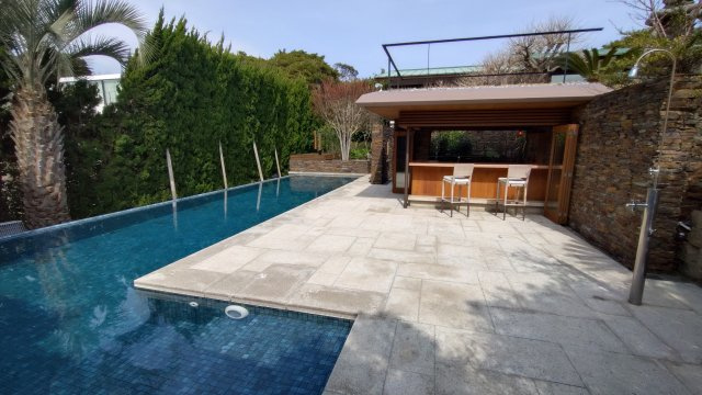 披露山庭園住宅　プール付き邸宅の画像