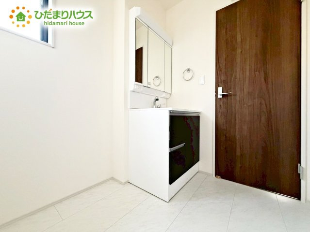 【独立洗面台】 | 水戸元吉田町10期　新築戸建　2号棟 | 大きな三面鏡の独立洗面。鏡の後ろは収納となっているのでスッキリと整理できます！