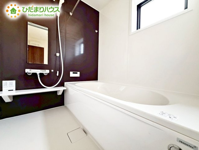 【浴室】 | 水戸元吉田町10期　新築戸建　2号棟 | 浴室には窓があり、換気が良好です。リラックスできるバスタイムを楽しむことができ、心地よい空間を提供します。