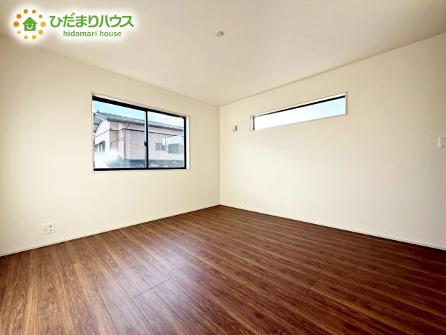 【寝室】 | 水戸元吉田町10期　新築戸建　2号棟 | 主寝室は広々していて安らげる空間に。大きな窓から光が差し込み、朝の目覚めも良さそう♪