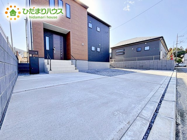 【駐車場】 | 水戸元吉田町10期　新築戸建　2号棟 | 愛車を盗難やいたずらから守り、家の中から愛車を眺めることができますね