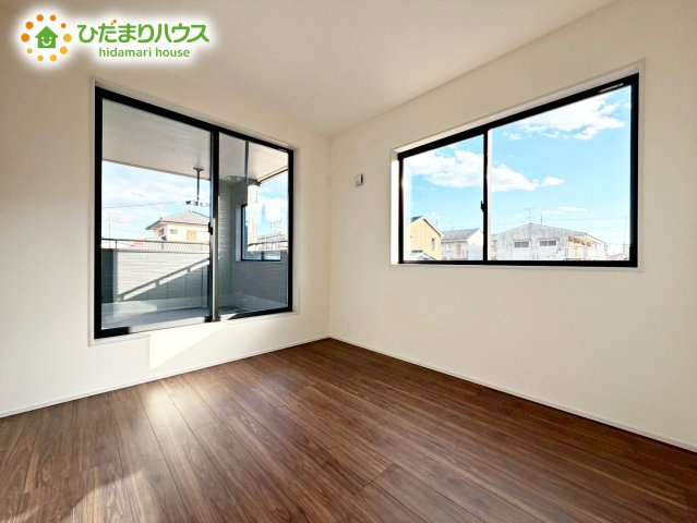 【洋室】 | 水戸元吉田町10期　新築戸建　2号棟 | 白い壁の洋室は、太陽の光だけでも十分明るく感じられますね