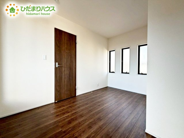 【洋室】 | 水戸元吉田町10期　新築戸建　2号棟 | 明るい陽光が差し込む洋室。白を基調とした爽やかな空間。