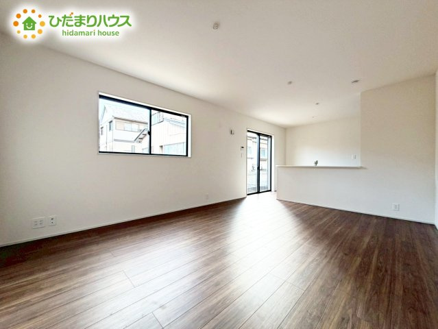 【居間・リビング】 | 水戸元吉田町10期　新築戸建　2号棟 | 風通しが良いため、夏は風を感じて涼しく過ごせます(^^♪