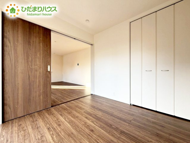 【洋室】 | 水戸元吉田町10期　新築戸建　2号棟 | 扉を閉じれば来客用のお部屋として。開いて広い空間を作れば、お子様の遊び部屋として使えます！