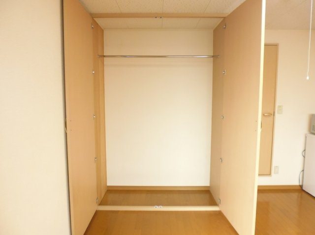 レオパレスＳＭＩＬＥの内装|広めの収納です。