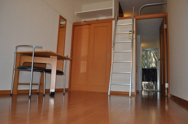 レオパレストラストの居間・リビング