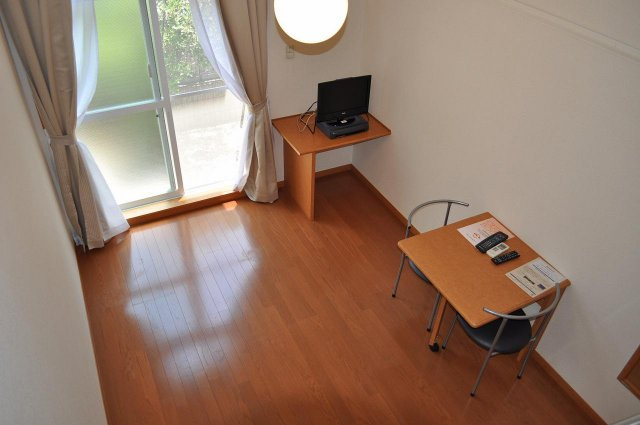 レオパレストラストの居間・リビング