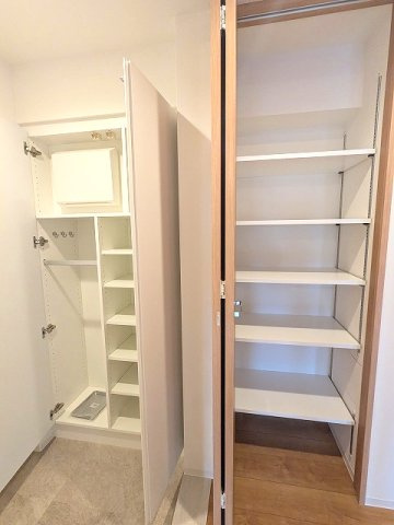 RETERRACE三ノ輪ウエストの玄関|傘入れ付トールタイプのシューズBOXと大型の玄関収納です