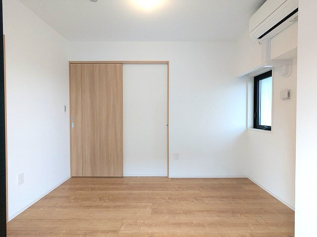 RETERRACE三ノ輪ウエストの設備|5.5帖洋室
エアコン・クローゼット付です
南東向ワイドバルコニーに面しています