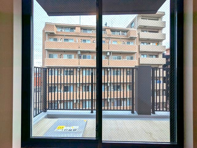 RETERRACE三ノ輪ウエストの設備|8F、5.5帖洋室からの眺望です、防音性・防犯性・遮熱効果の高いペアサッシの窓です