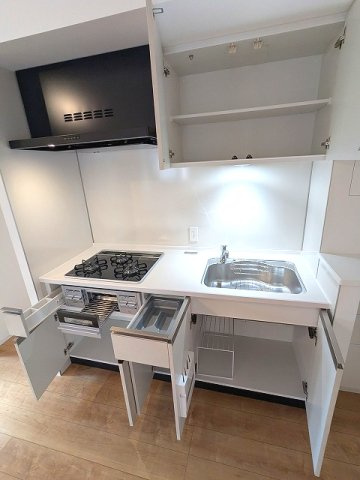 RETERRACE三ノ輪ウエストの設備|グリル付ガス3口システムキッチン、瀟洒でお手入れ楽なガラストップコンロです