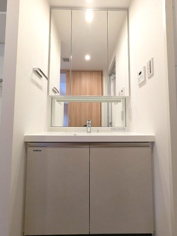 RETERRACE三ノ輪ウエストの設備|トイレと独立した洗面脱衣室、三面鏡付洗面台です