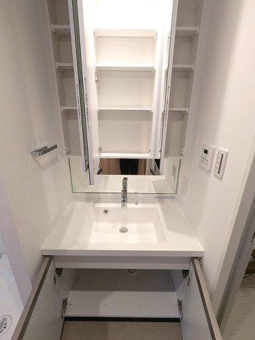 RETERRACE三ノ輪ウエストの設備|トイレと独立した洗面脱衣室、三面鏡付洗面台です