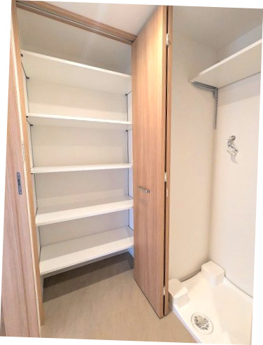 RETERRACE三ノ輪ウエストの設備|トイレと独立した洗面脱衣室、大型収納付、洗濯機置場は排水口のお手入れしやすい様に手前中央に配置し、足高の防水パンです