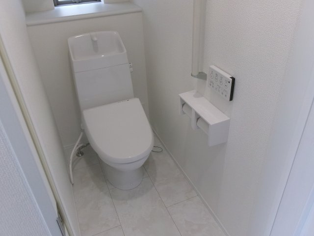 東朝霧丘戸建のトイレ