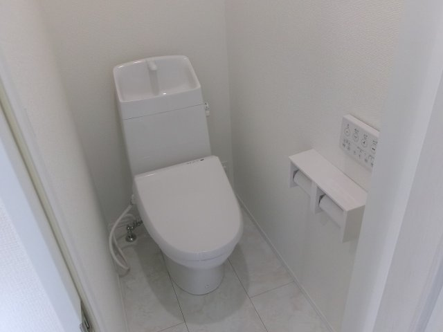 東朝霧丘戸建のトイレ