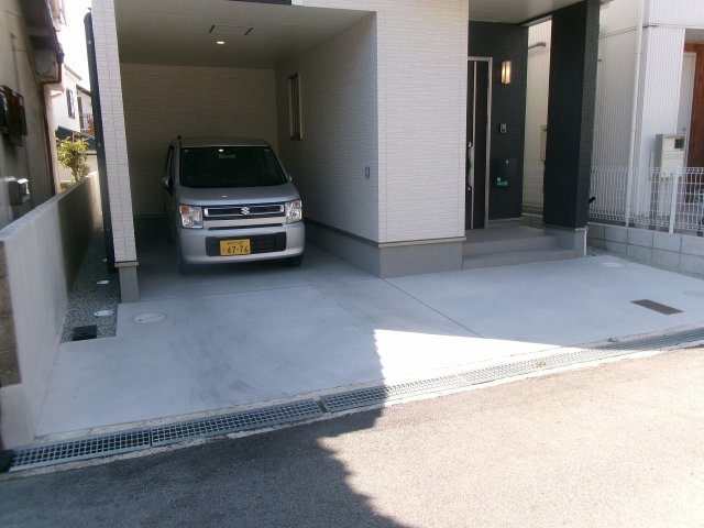 東朝霧丘戸建の駐車場