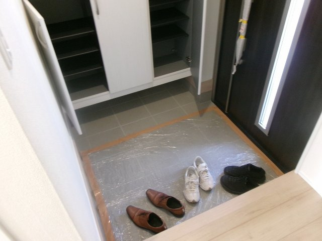 東朝霧丘戸建の玄関