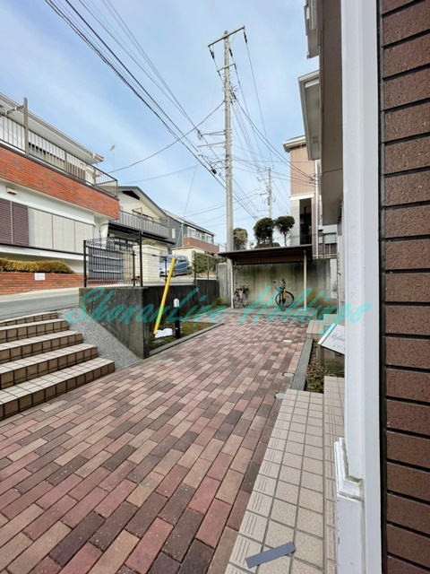 横浜市泉区中田東２丁目のテラスのエントランス