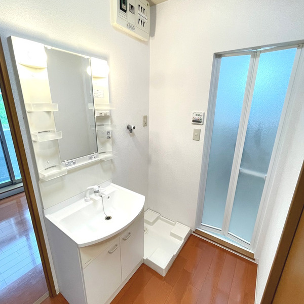 レジデンス綱島上町の洗面所|人気の独立洗面台付き♪