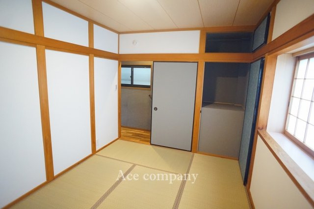 【寝室】 | 東大阪市稲葉1丁目 | 【3階：和室6帖】物入スペースあります。