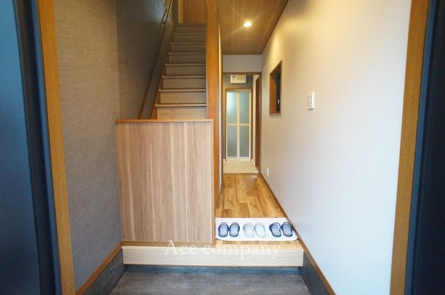 【玄関】 | 東大阪市稲葉1丁目 | 階段壁カットで圧迫感の少ない玄関ホールです♪