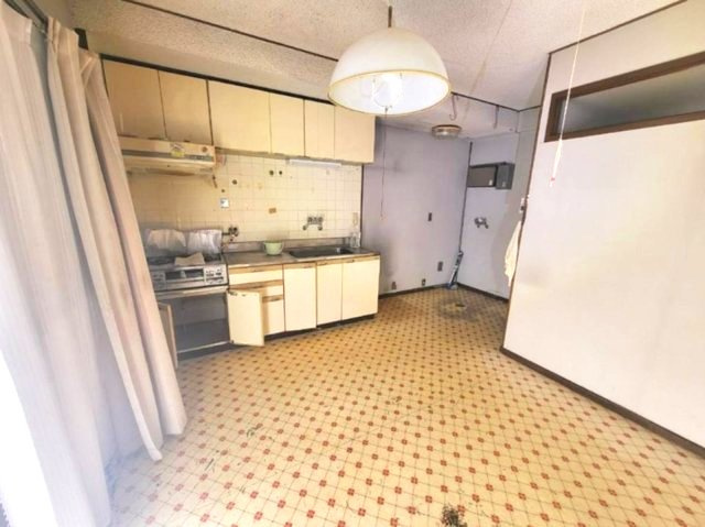 東灘区御影山手6丁目のキッチン|家具のレイアウトがしやすい壁付けキッチン
