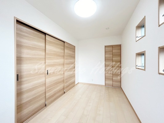 クレール虹の寝室|二面採光で明るいお部屋♪