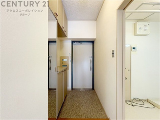 大きな玄関収納付きの玄関です　家族皆様の履物をしっかり収納できます　姿見付きでお出かけ前の身だしなみチェックに便利です