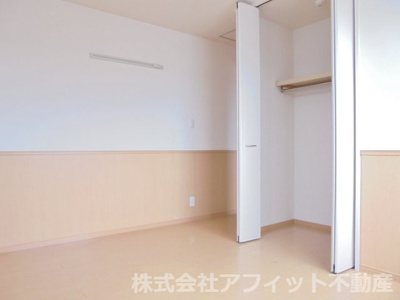 【収納】 | クリスタルガーデンⅤ | 洋室6.5帖のクローゼット