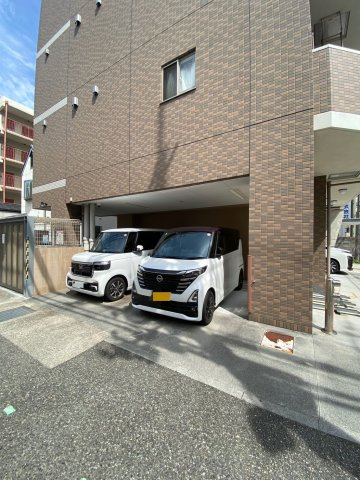 神戸市兵庫区中道通１丁目の賃貸マンションの駐車場