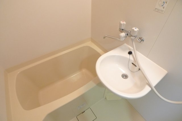 日々の疲れを癒すお風呂付です