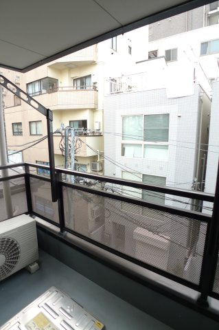 開放的で明るい空間を演出してくれるバルコニーです