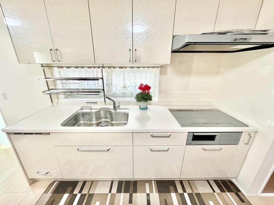 野田市岩名　中古戸建てのキッチン|作業台も広く設計されています