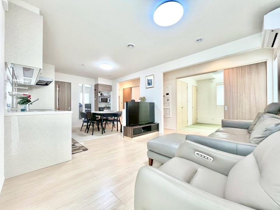 野田市岩名　中古戸建ての居間・リビング|自然の光が差し込む明るいリビングにはお子様の笑顔が似合います