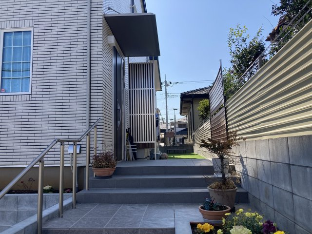 野田市岩名　中古戸建ての玄関|玄関までには手すりが付いてます