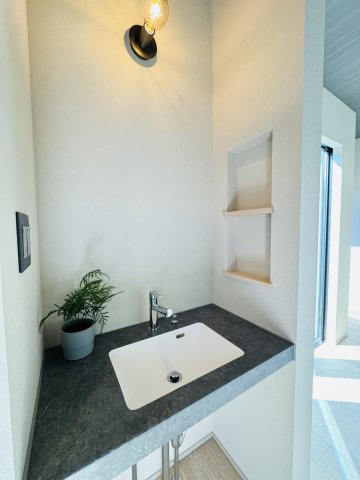 THE SHONAN COURT — 東海岸南の私邸の洗面所