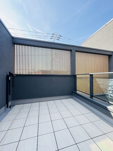 THE SHONAN COURT — 東海岸南の私邸のバルコニー