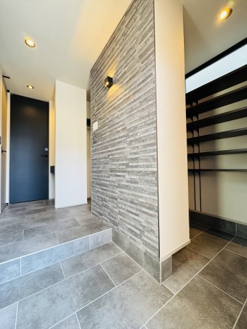 THE SHONAN COURT — 東海岸南の私邸の玄関