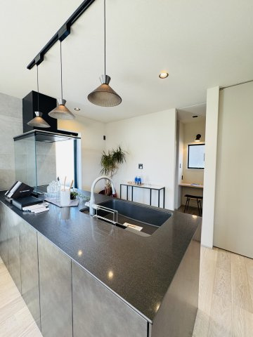 THE SHONAN COURT — 東海岸南の私邸のキッチン