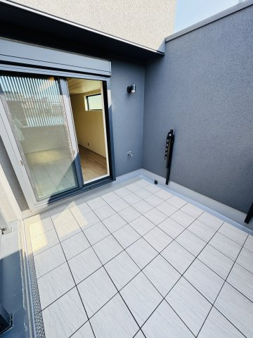 THE SHONAN COURT — 東海岸南の私邸のバルコニー