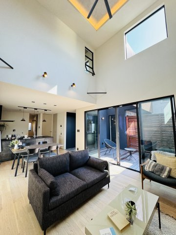 THE SHONAN COURT — 東海岸南の私邸の居間・リビング