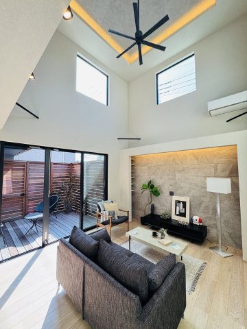 THE SHONAN COURT — 東海岸南の私邸の居間・リビング