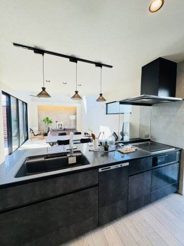 THE SHONAN COURT — 東海岸南の私邸のキッチン